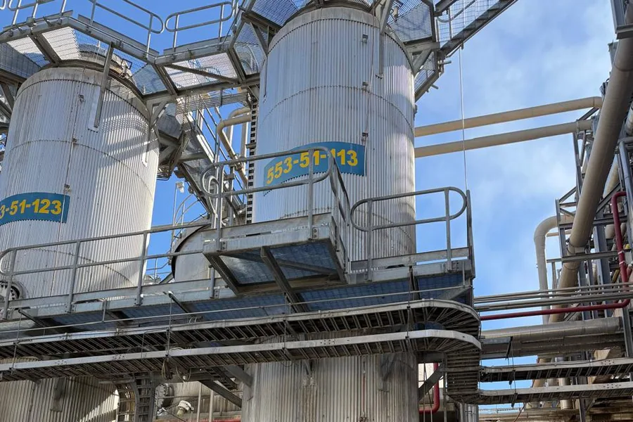 Estanques y piping en el área de proceso de una planta de celulosa
