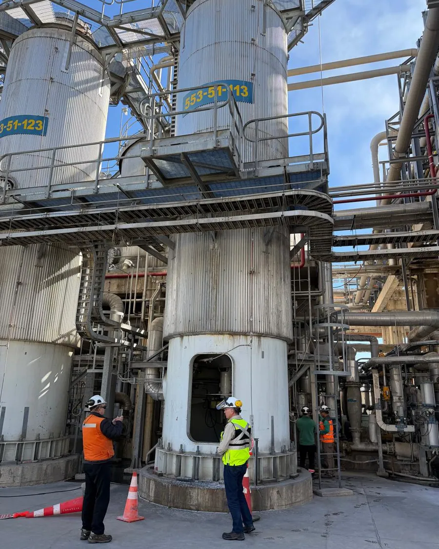 Profesionales de EmelwooD inspeccionando un equipo en planta